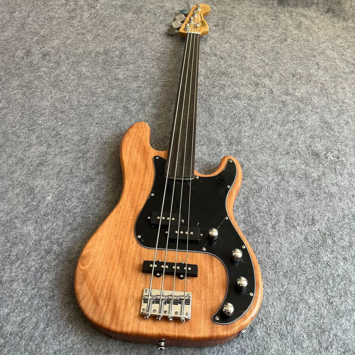 Fretless Fender Jazz Style Bass - Natural Finish