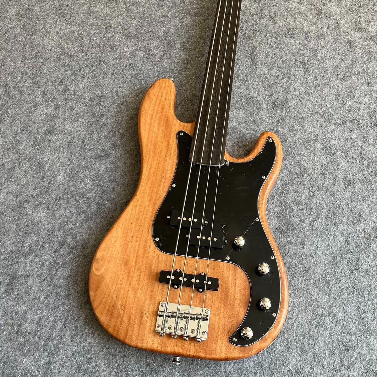 Fretless Fender Jazz Style Bass - Natural Finish