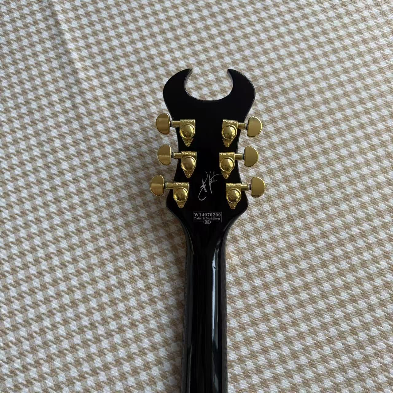 Back/Gold Pinstripe Synyster Gates Signature Style Guitar