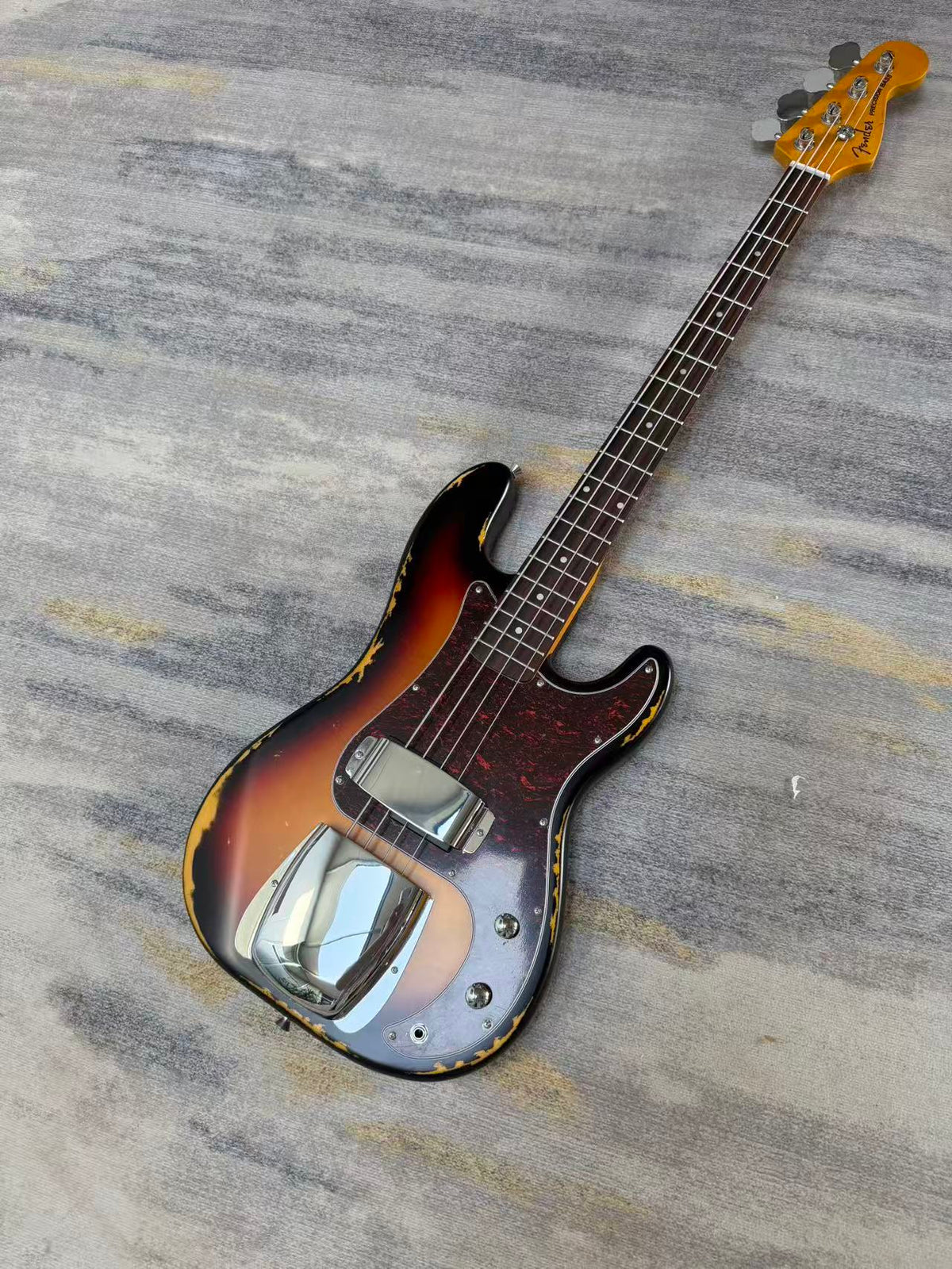 Sunburst Fender Precision Bass