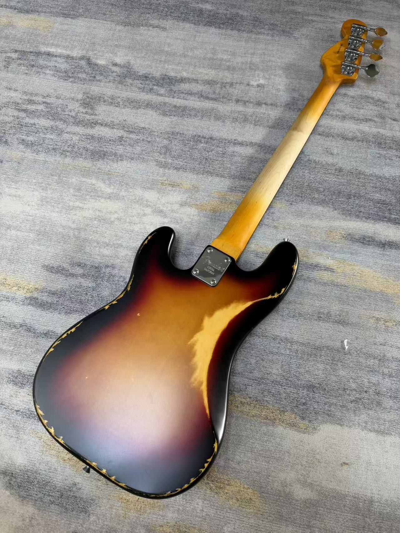 Sunburst Fender Precision Bass
