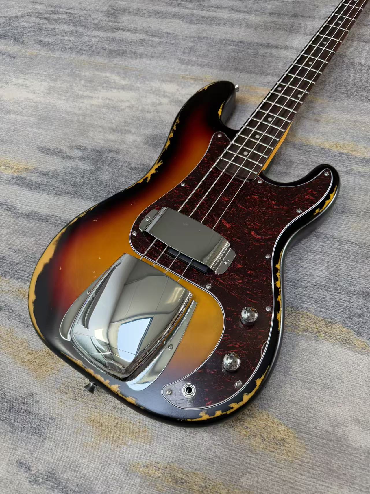 Sunburst Fender Precision Bass