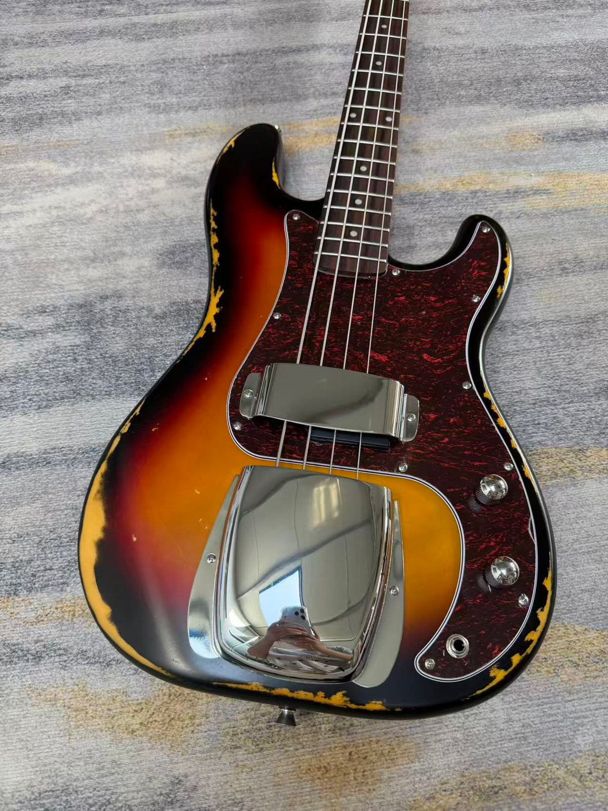 Sunburst Fender Precision Bass