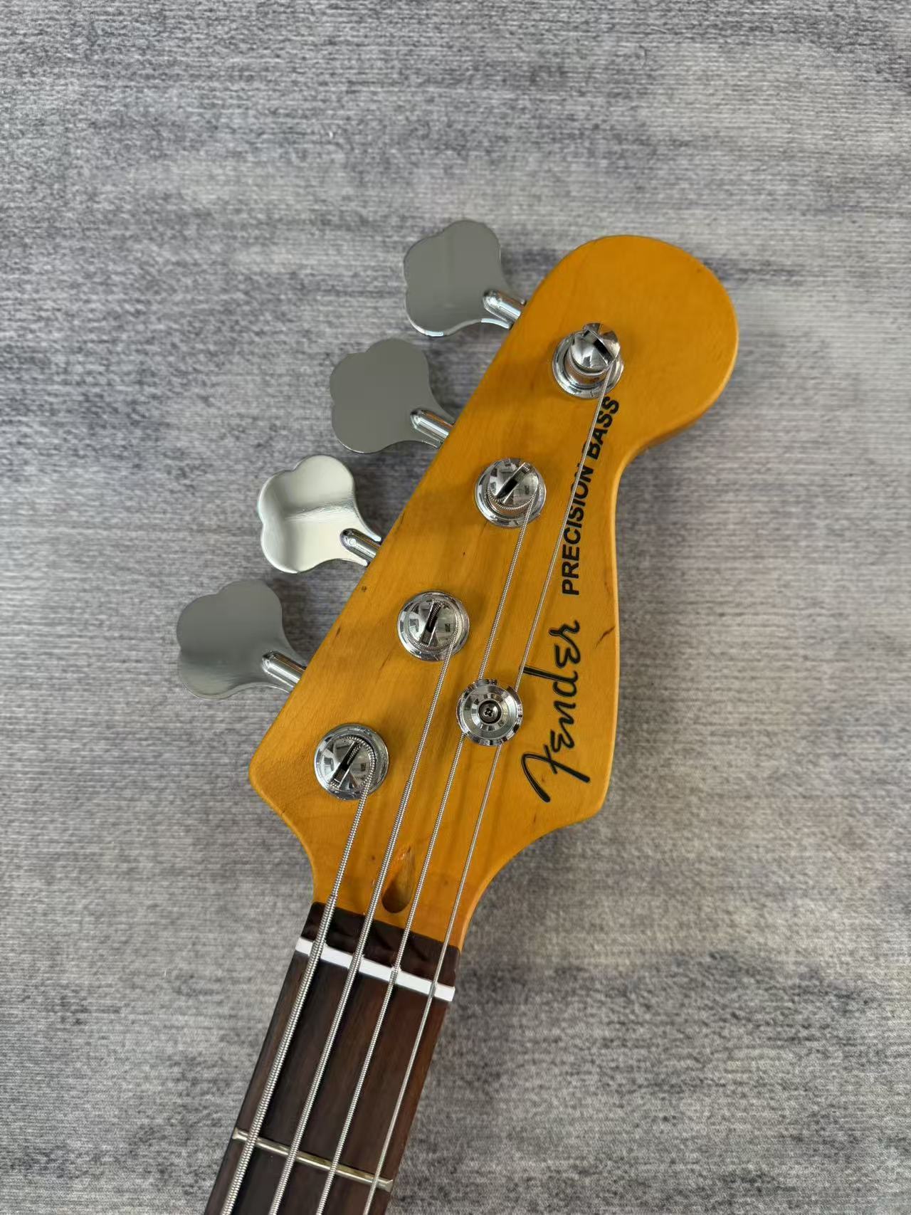 Sunburst Fender Precision Bass