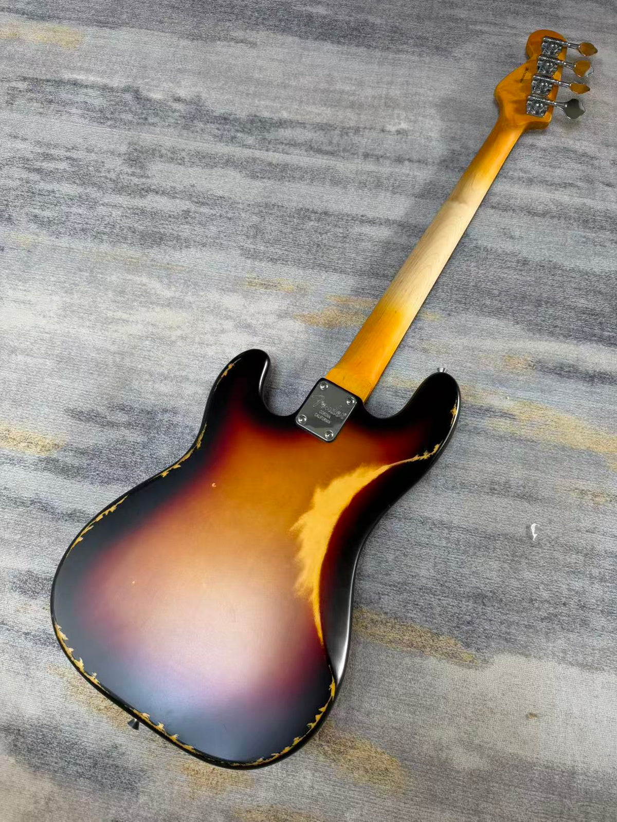 Sunburst Fender Precision Bass
