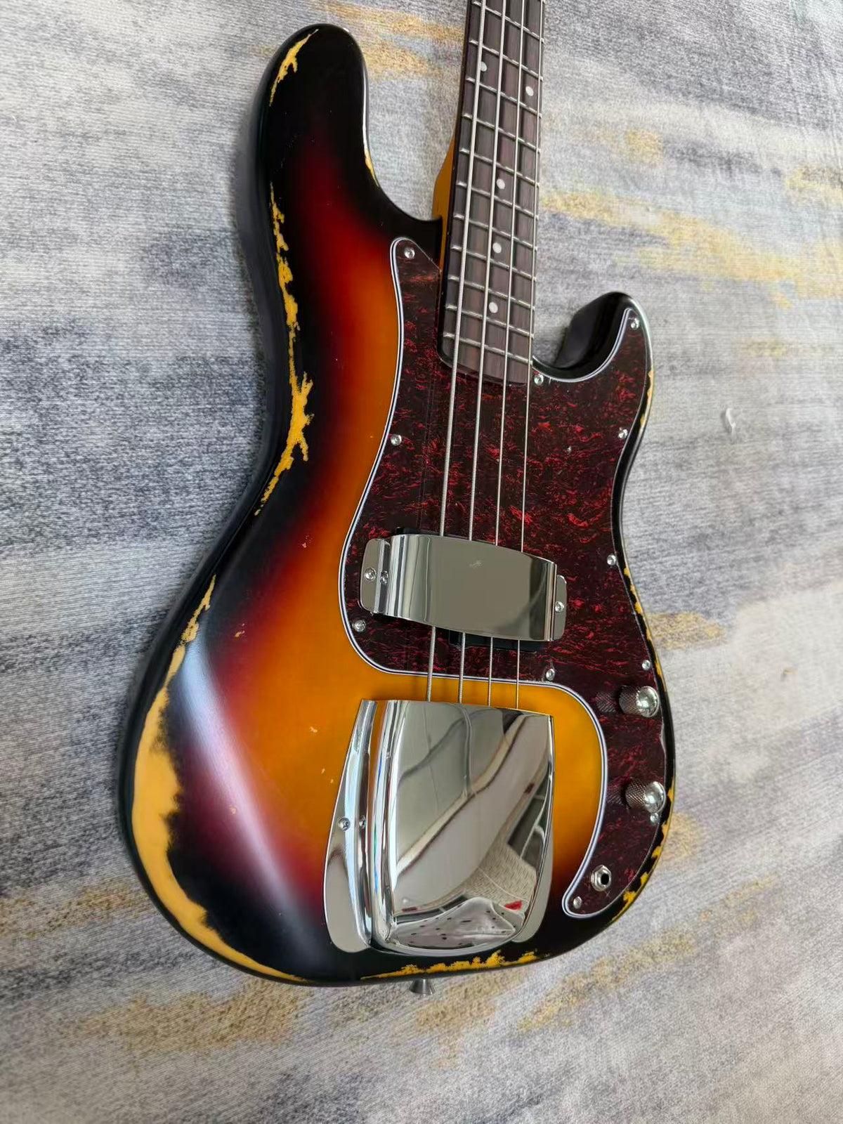 Sunburst Fender Precision Bass