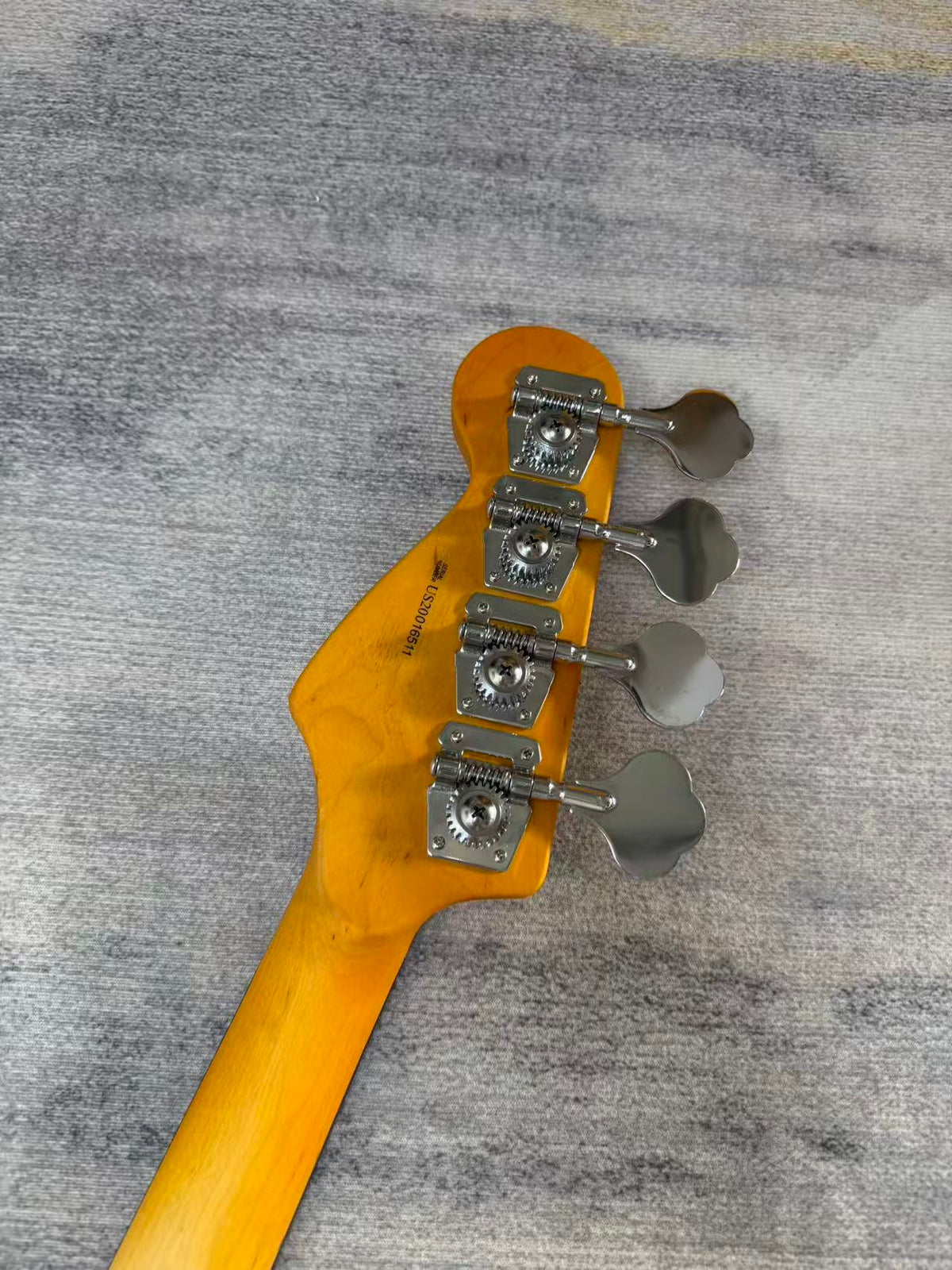 Sunburst Fender Precision Bass