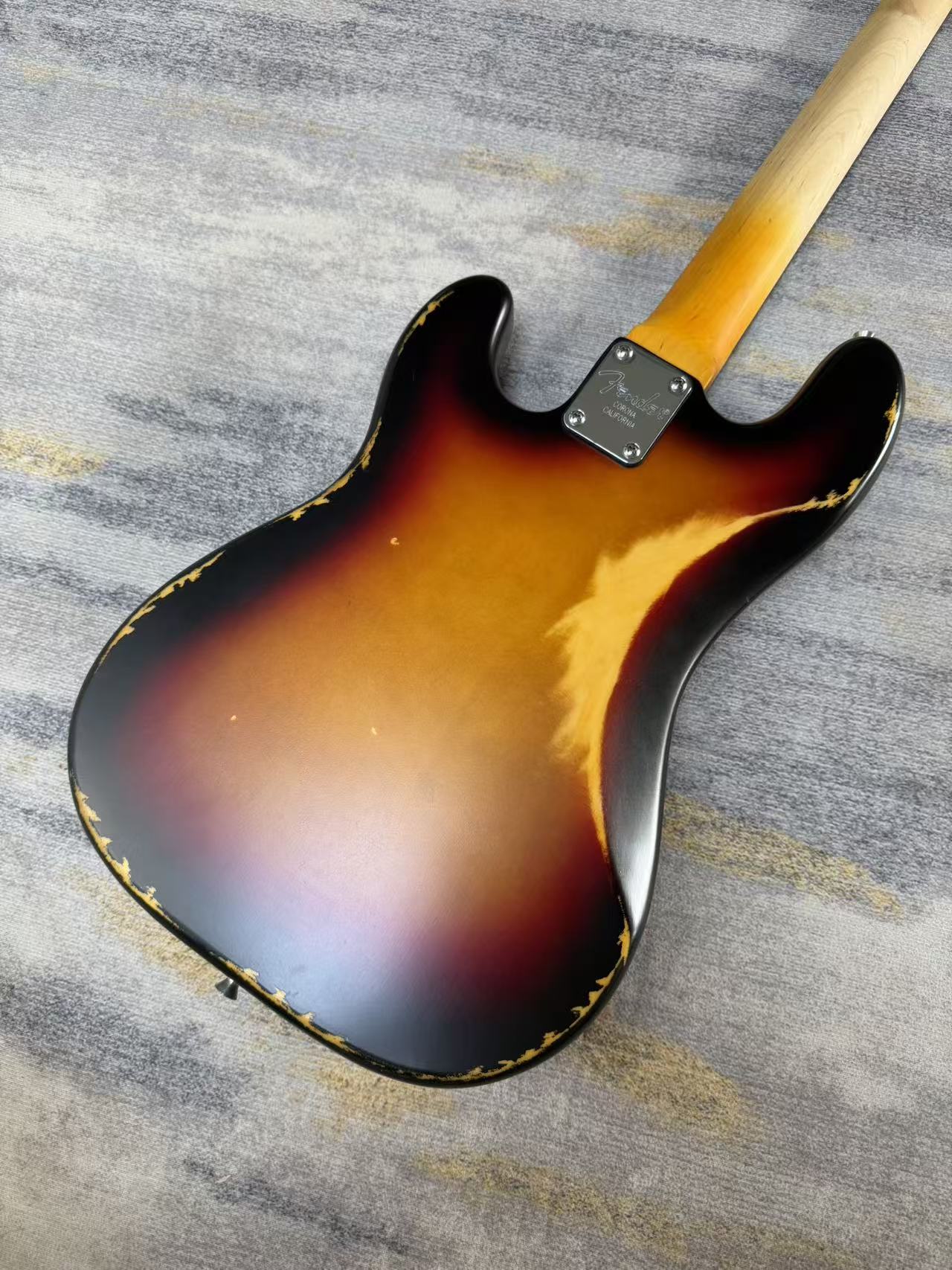 Sunburst Fender Precision Bass