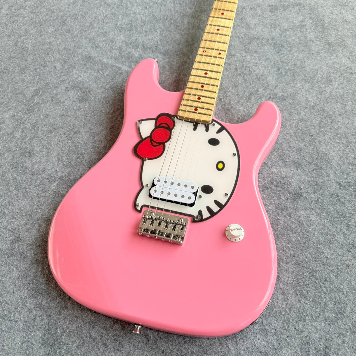 Hello Kitty Pink Fender Stratocaster 2