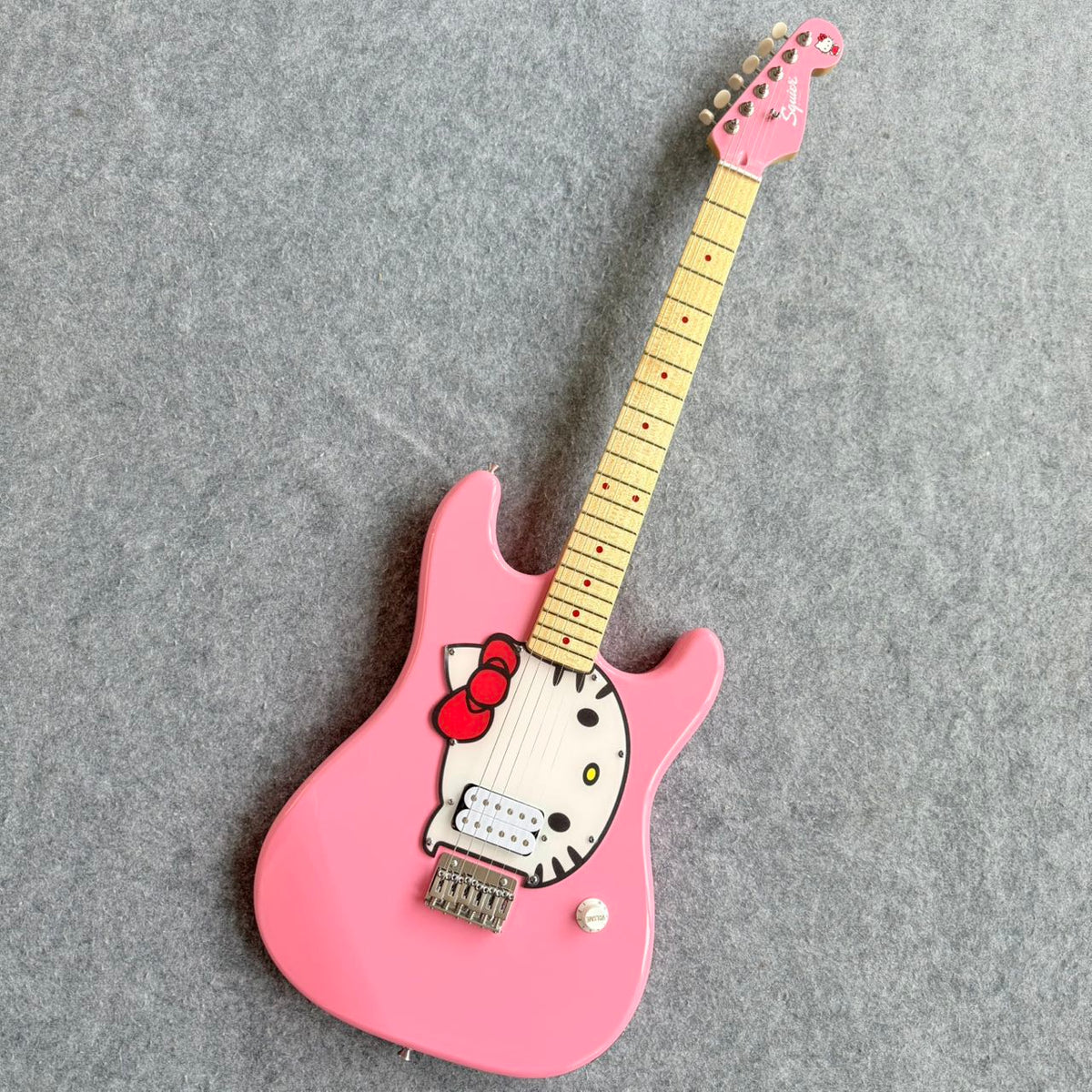 Hello Kitty Pink Fender Stratocaster 2