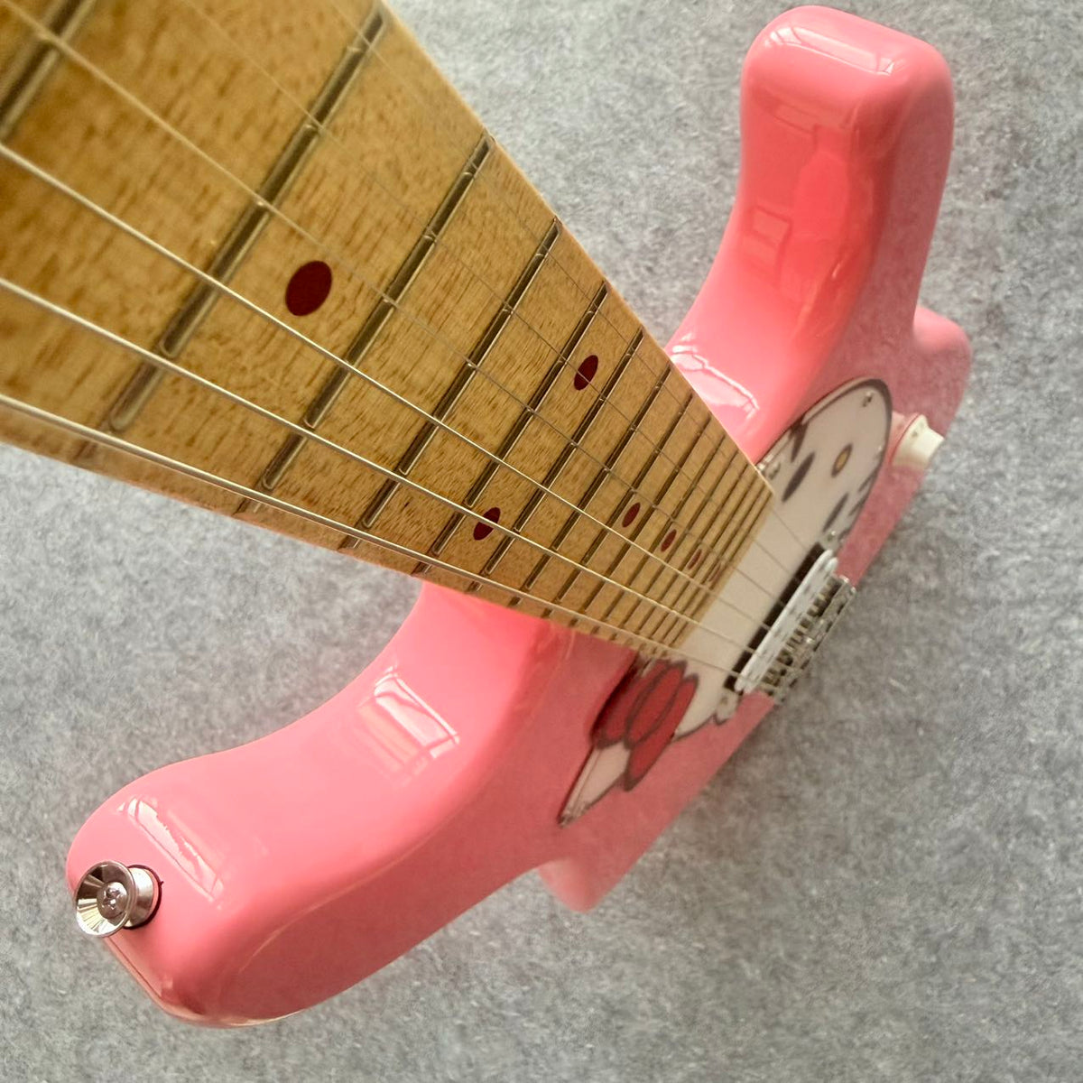Hello Kitty Pink Fender Stratocaster 2