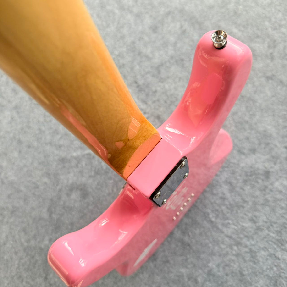 Hello Kitty Pink Fender Stratocaster 2