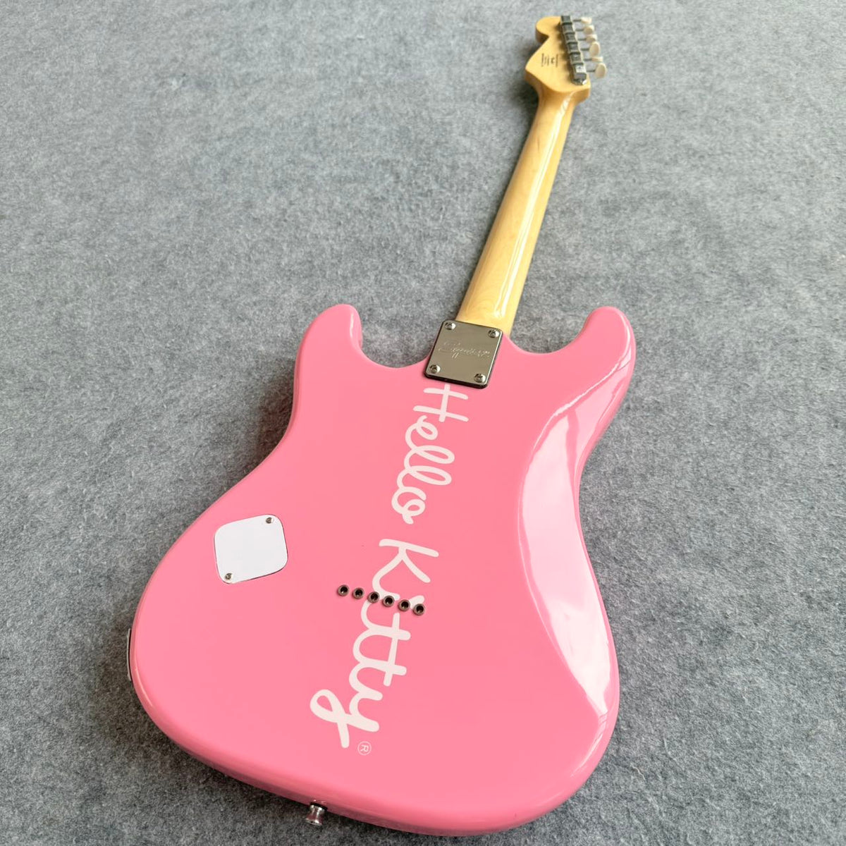 Hello Kitty Pink Fender Stratocaster 2