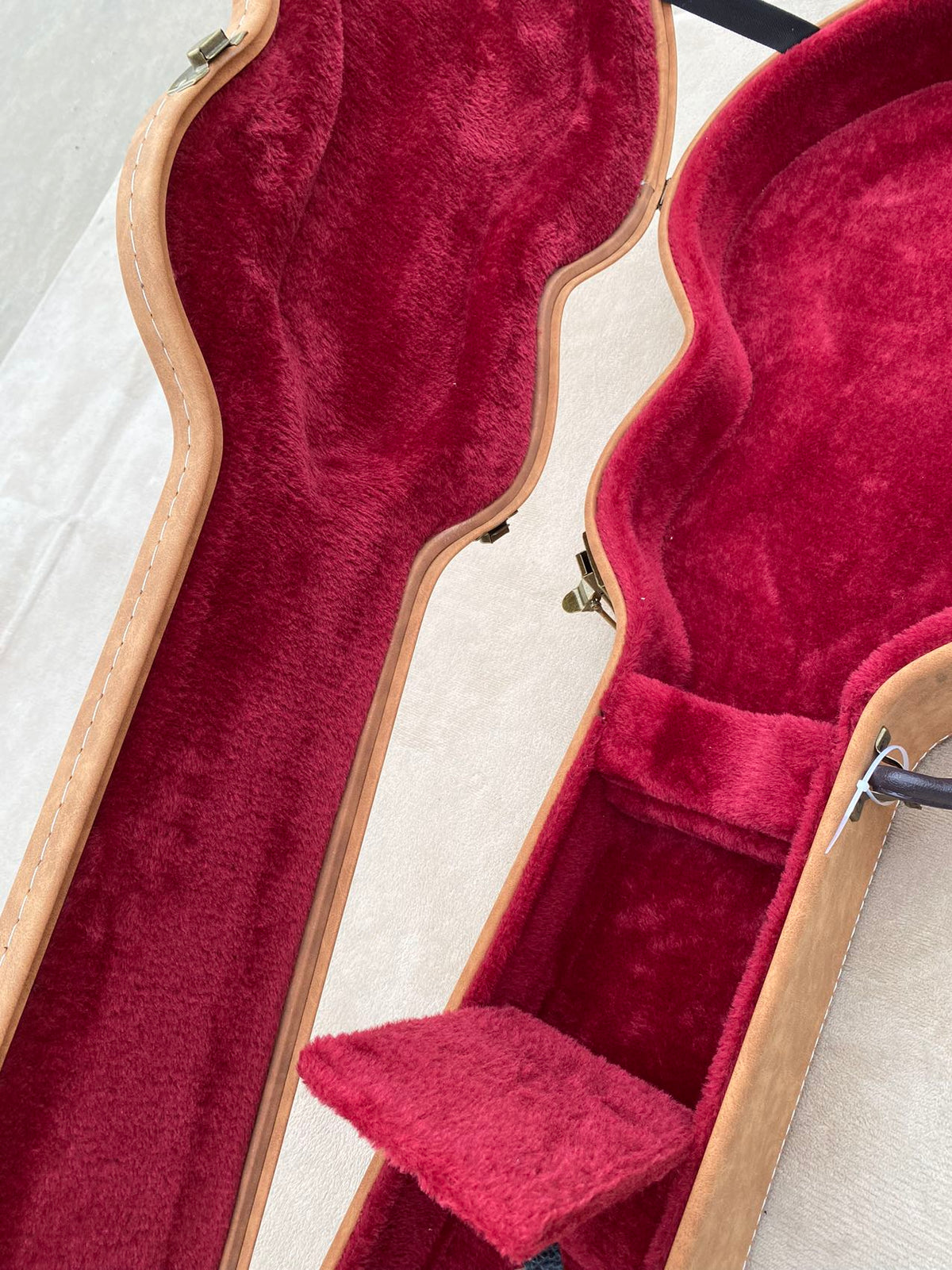 Vintage Tan Hard Case for Les Paul-Style Guitars