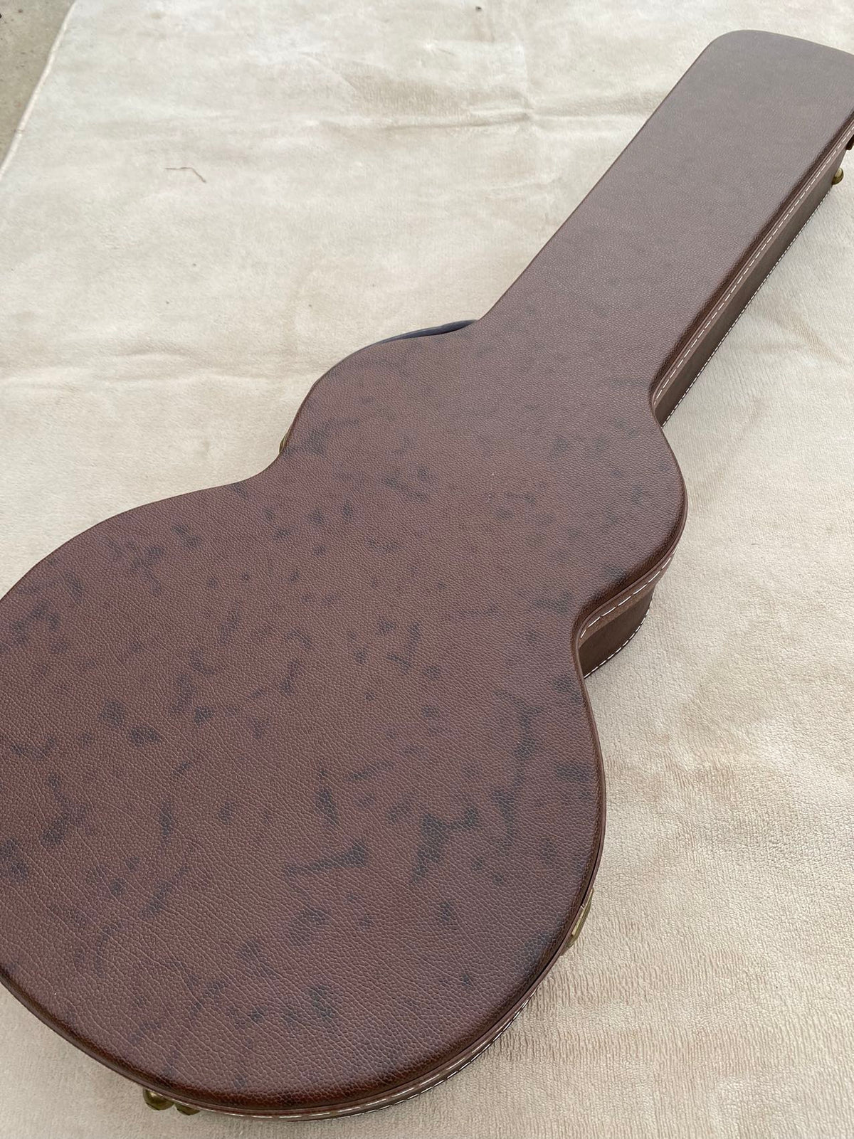 Brown Hard Case for Les Paul-Style Guitars