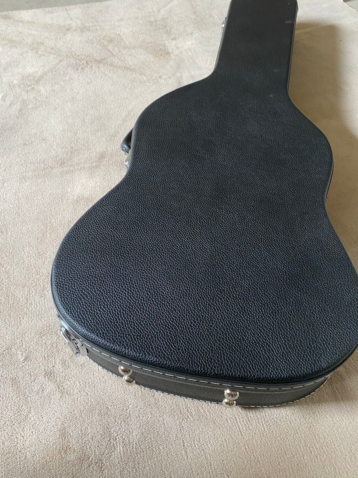 Black Hard Case for Les Paul-Style Guitars – Red Plush Interior